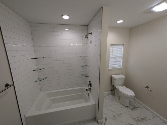 Building Photo - 906 Parkview Dr