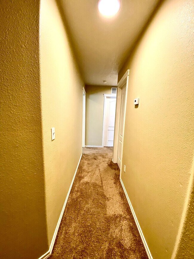 Building Photo - 3 bedroom 2 bath Walking Distance to Sage Valley Middle School