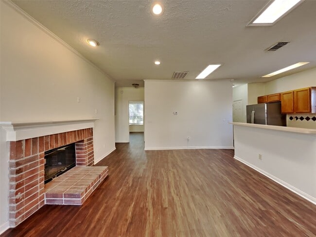 Building Photo - 2911 Linda Dr