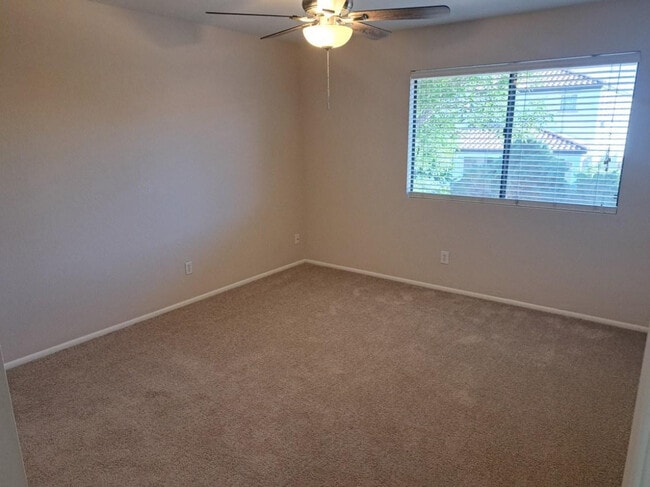 Building Photo - 1443 E Vaughn Ave