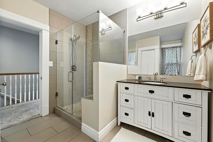 Full bath - 1373 N Marion St