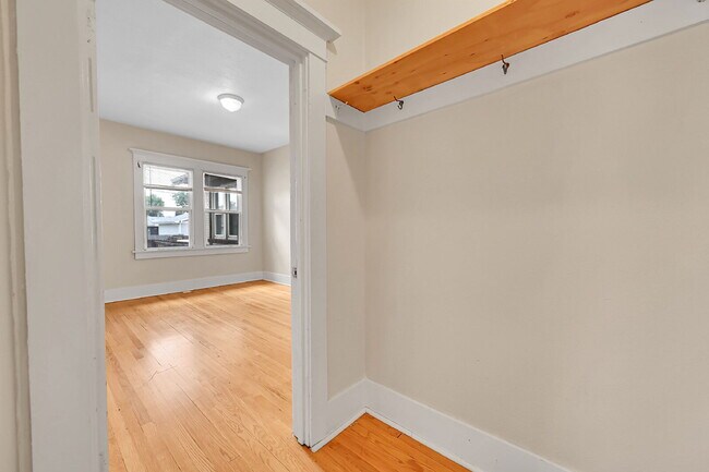 Building Photo - $3,400.00, 4 bed, 3 bed, located in Denver...