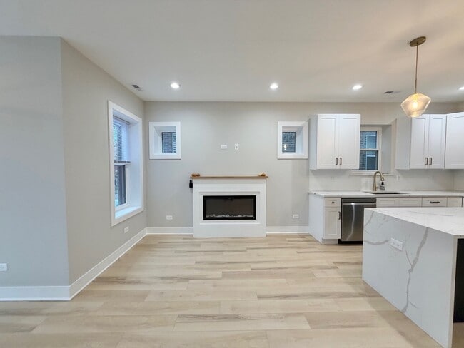 Building Photo - 4908 N Rockwell St