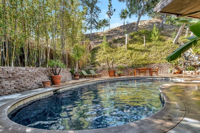 Building Photo - HOLIDAY SPECIAL***2 WEEKS FREE** 3 Bed/2 Bath Oasis in Royal Woods - Available Now