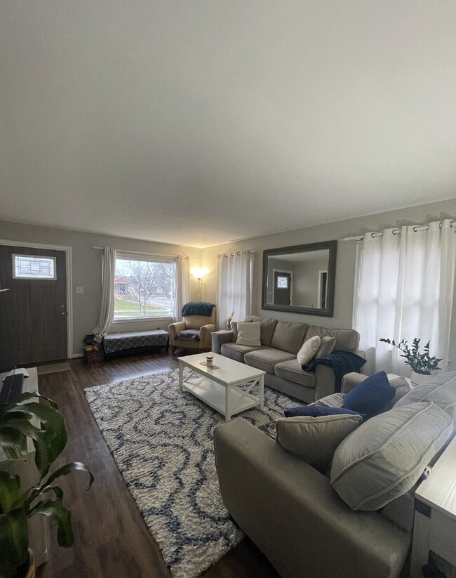 Building Photo - 924 Main St