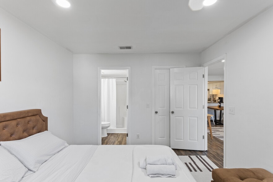 Master bedroom - 4507 Holly Tree Rd