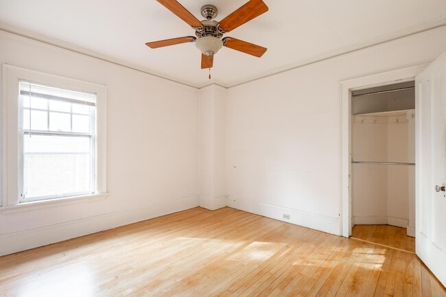 Building Photo - 2119 E Kenilworth Pl
