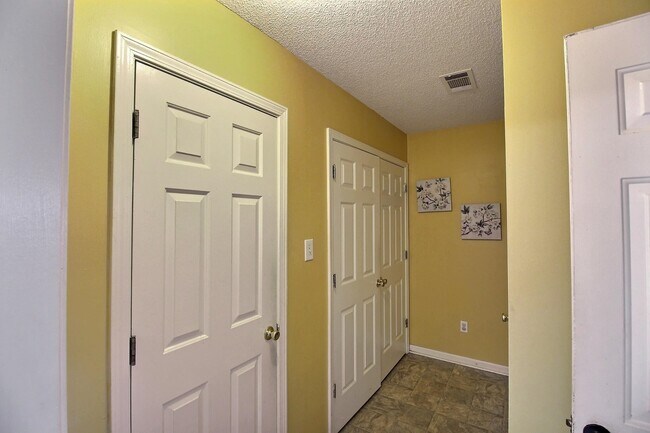 Building Photo - 1493 Wolf Hunt Dr
