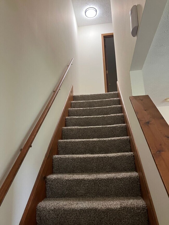 Building Photo - Spacious 2-Bedroom Living in a Quiet Community Available July!