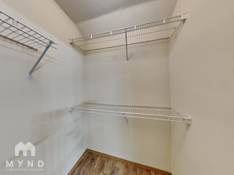 Building Photo - 418 N Century Ave