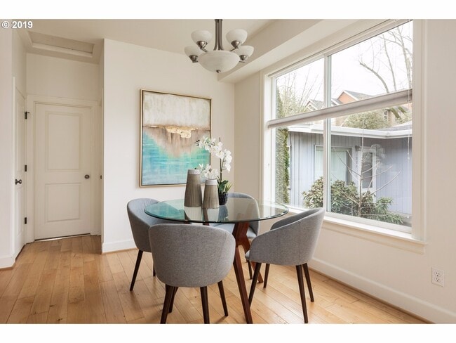 Building Photo - Amazing 3 bed / 2.5 bath Duplex with Bonus Room!