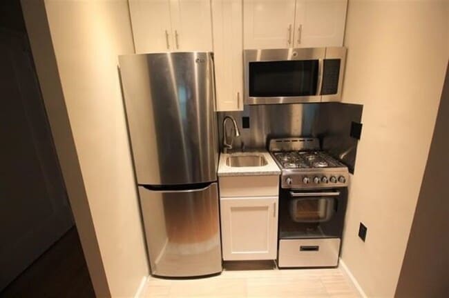 Building Photo - 295 York St