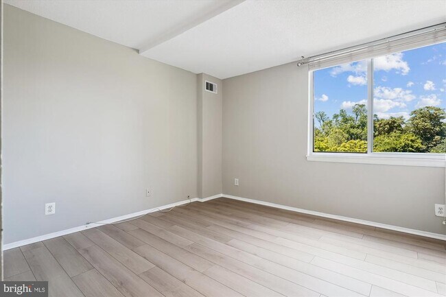 Building Photo - 501 Slaters Ln