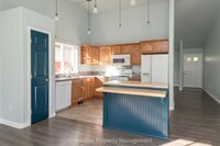 Building Photo - Light & Bright Single Level Home!