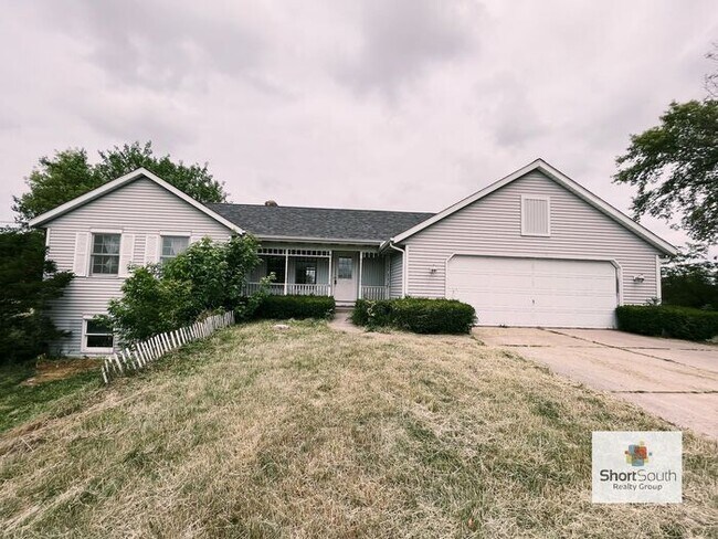 Building Photo - Byron Center updated 4 bed 3 bed house wit...