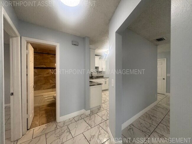 Building Photo - PRICE REDUCED FOR QUICK MOVE IN!! 2-2 Home plus 1 bed-1 bath Mother in Law Suite!