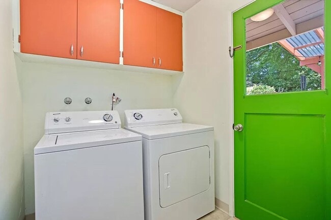 Building Photo - East Medford Ranch Home on large lot!  | Available Mid-July