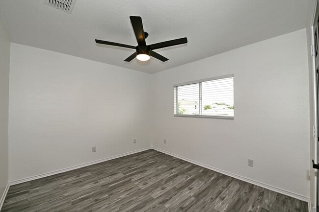 Building Photo - 5 bed | 3 bath | Corner lot | Fully remode...