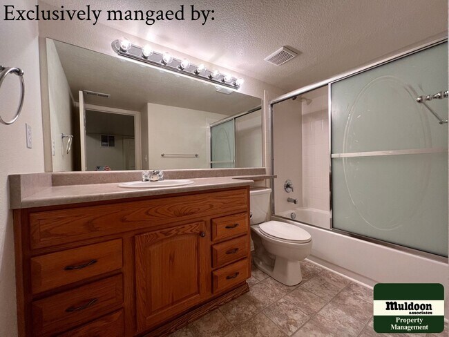 Building Photo - Stunning 3  Bedroom Home with lots of space and a beautiful fenced back yard -