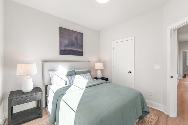 Building Photo - Modern Living in the Heart of Plaza Midwood!