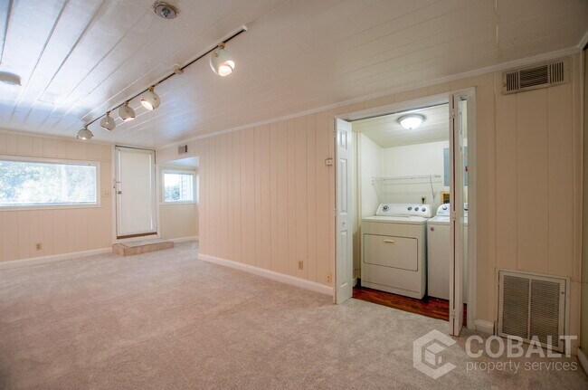 Building Photo - 867 Rosedale Rd NE