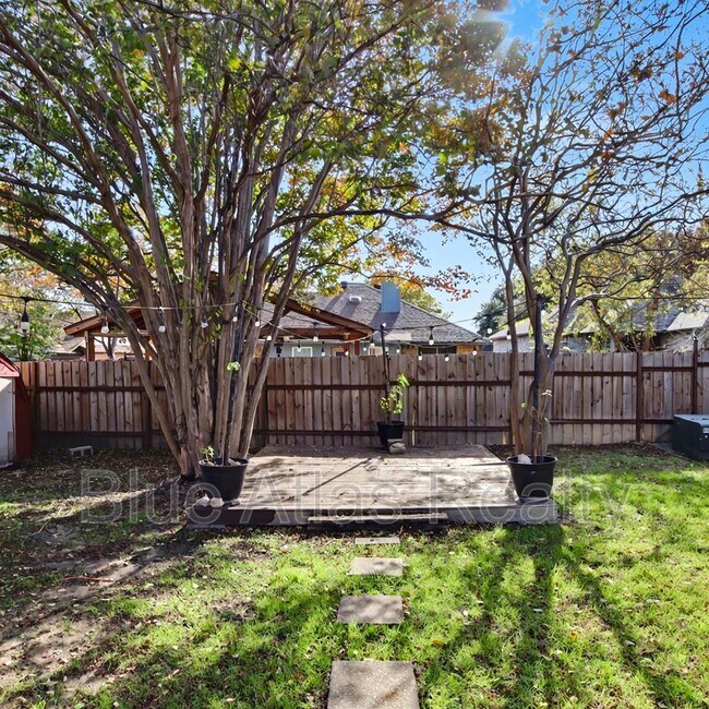 Building Photo - 1009 W Hills Terrace