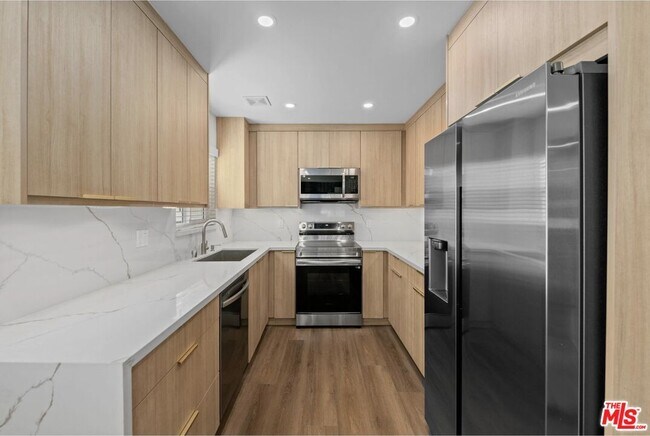 Building Photo - 2449 Beachwood Dr