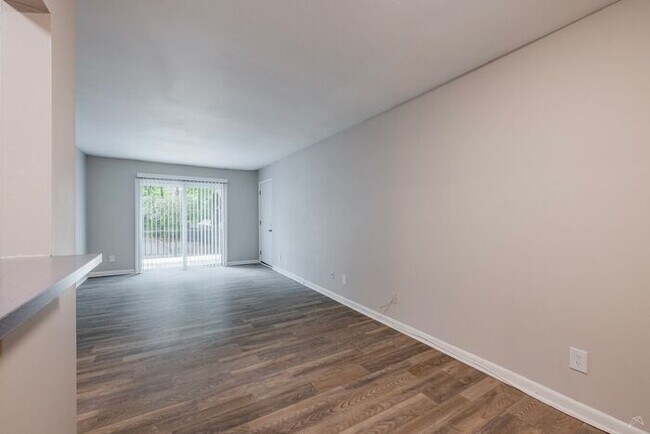 Building Photo - Spacious Apts - Excellent Tucker Location