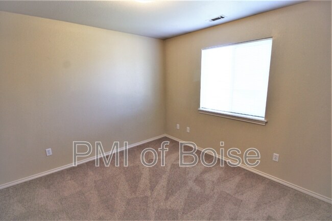 Building Photo - 1031 E Iowa Ave