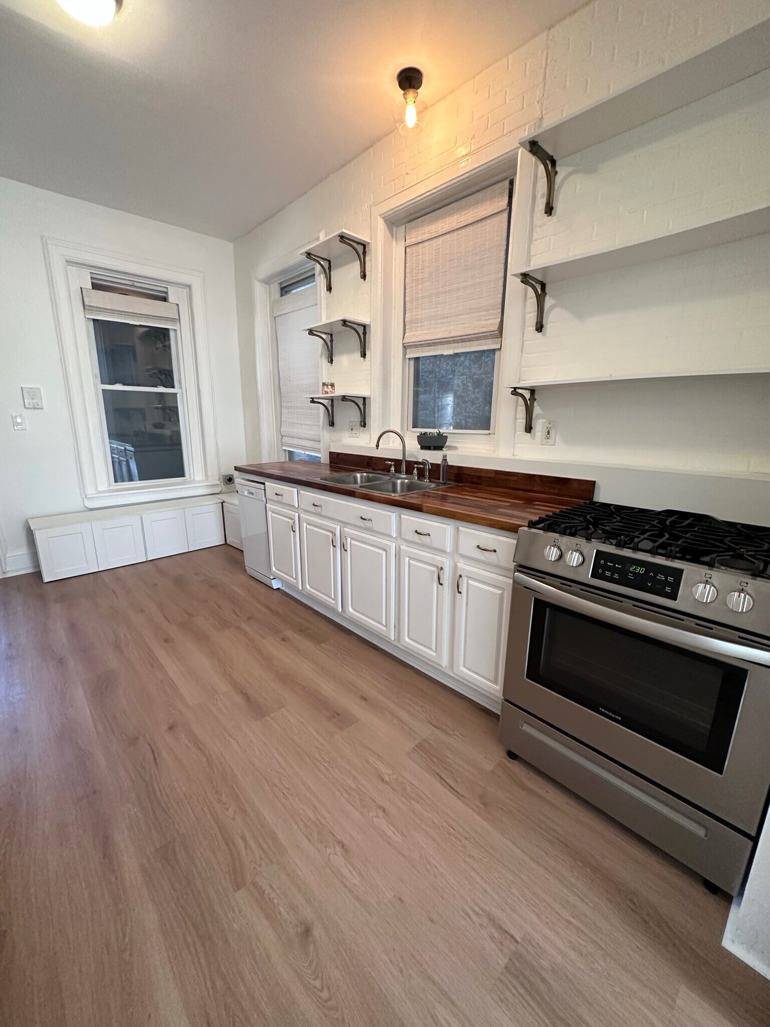 Eat-in Kitchen with built in bench - 1047 N California Ave