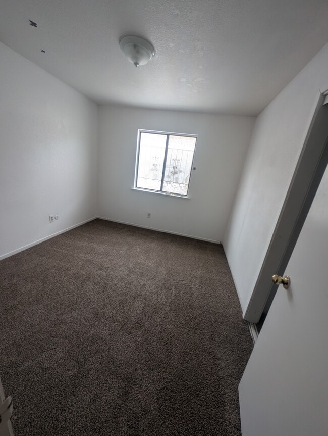 Building Photo - 955 E Amber Ave