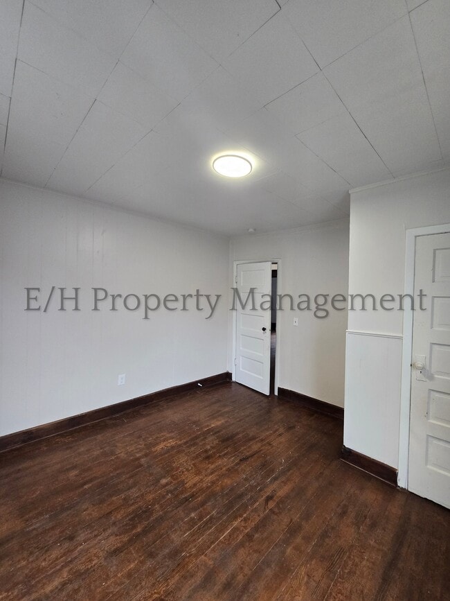 Building Photo - 1305 S Water St