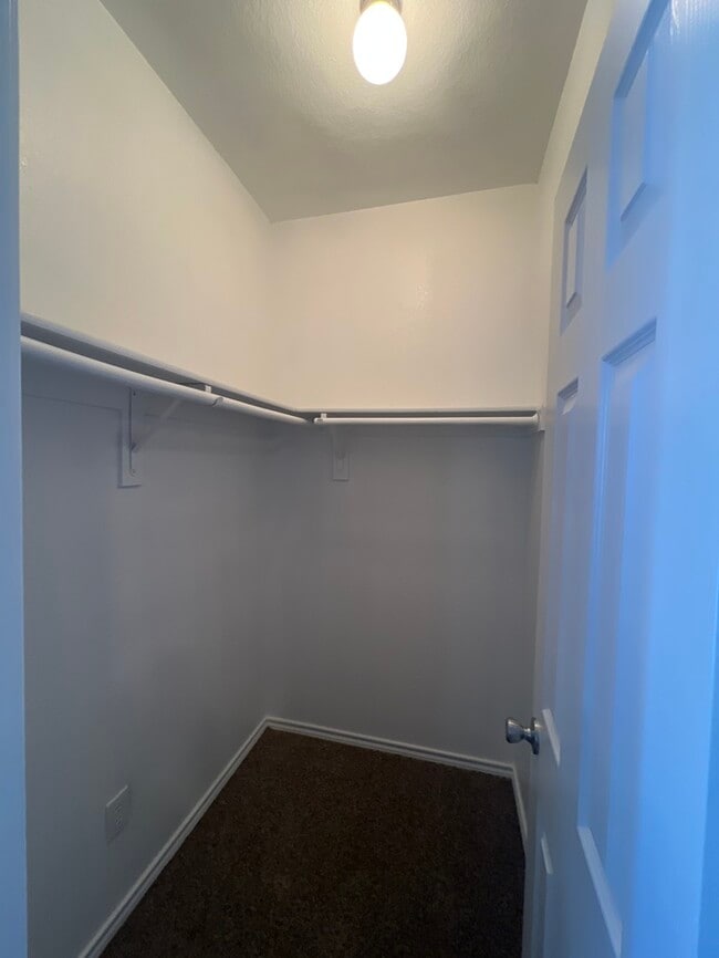 Building Photo - Updated Stunning Duplex 3/2 duplex in Burleson