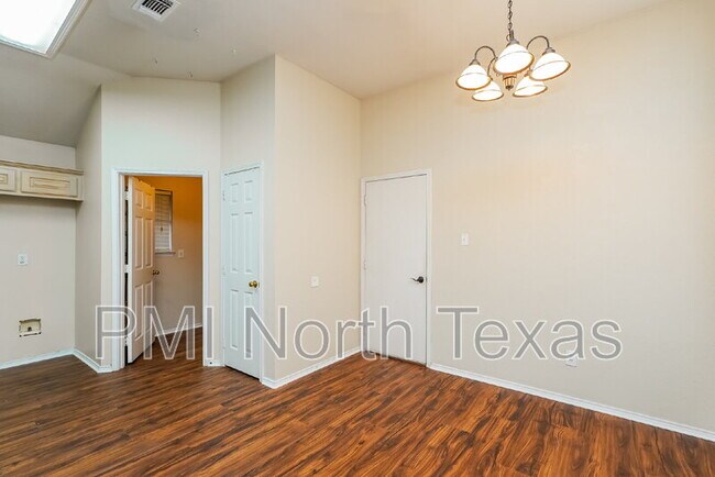 Building Photo - 10706 Robincreek Ln