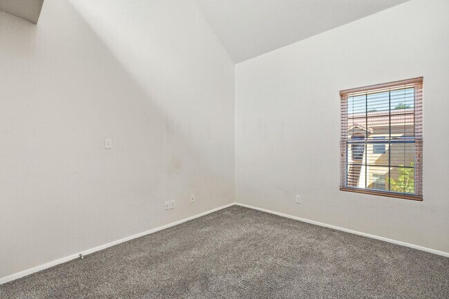 Building Photo - 1126 W Elliot Rd