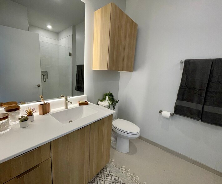 Building Photo - 1450 N Kingsbury St