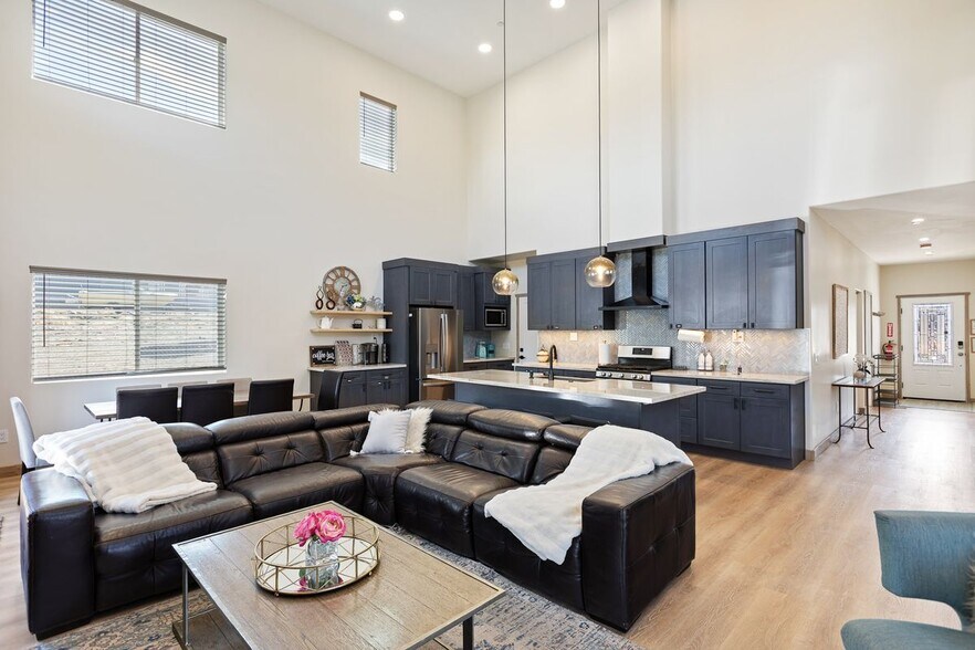 Building Photo - 1215 Valley View Dr