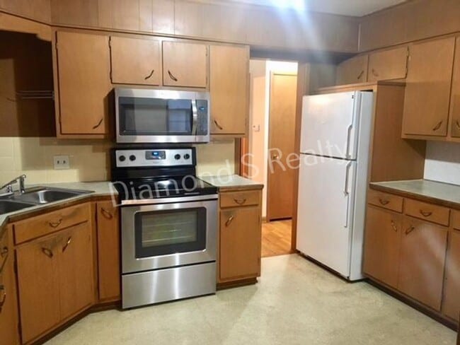 Building Photo - LOCATION! LOCATION! LOCATION!  South Springfield Duplex Available!