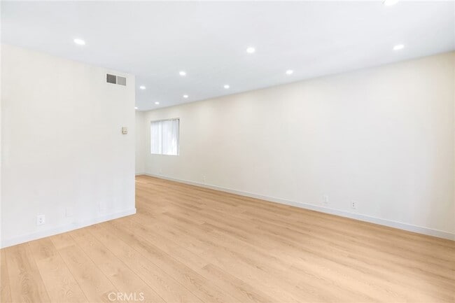 Building Photo - 333 Riverdale Dr