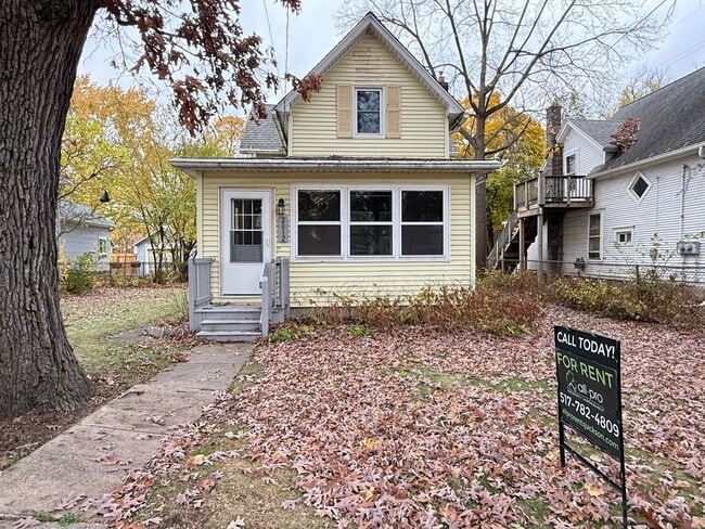 Primary Photo - Single-Family Home Close to Henry Ford Hos...