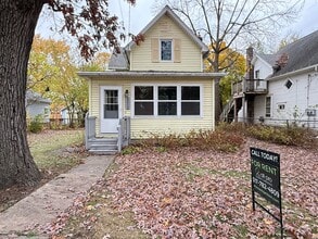 Building Photo - Single-Family Home Close to Henry Ford Hos...