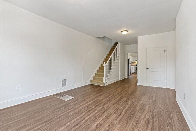 Building Photo - Spacious 5 Bedroom Home w/ Balcony, Porch & Yard Space!