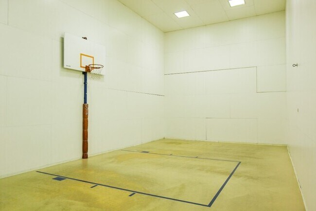 Building Photo - 1 Bedroom / 1 Bathroom in The Grand Ohio! ...