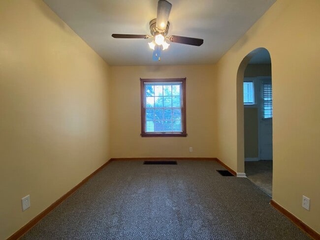Building Photo - Two bedroom, one bathroom double in Spring...