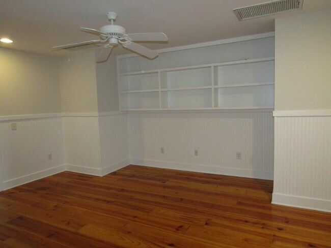 Building Photo - 703 Tradewind Ct