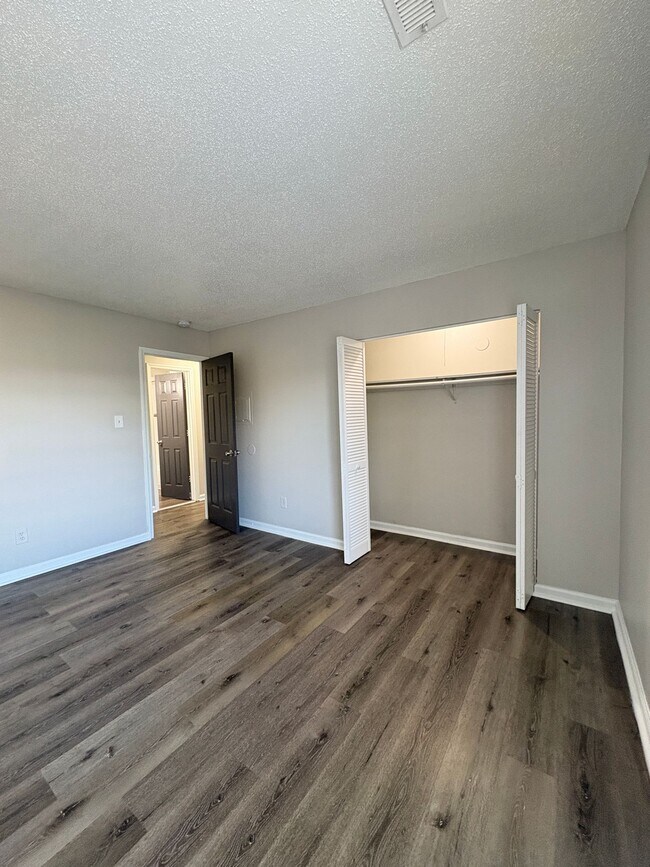 Building Photo - Remington On Rockville Living