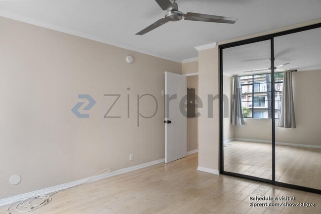 Building Photo - 117 S Doheny Dr