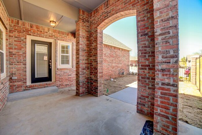 Building Photo - 3/2/2 Patio Home! Lawncare included