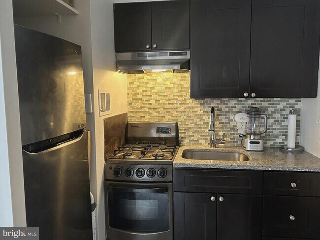 Building Photo - 2101 Chestnut St