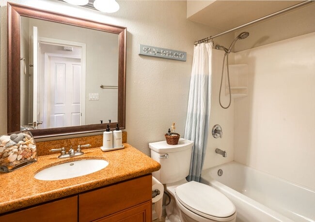 Building Photo - 2 Bedroom, 2 Bath Town Home in Gate Community